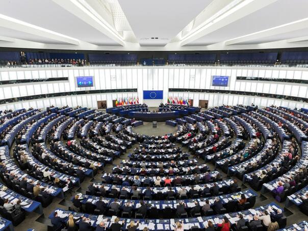MEPs: Children should be at least 16 years old to access social networks