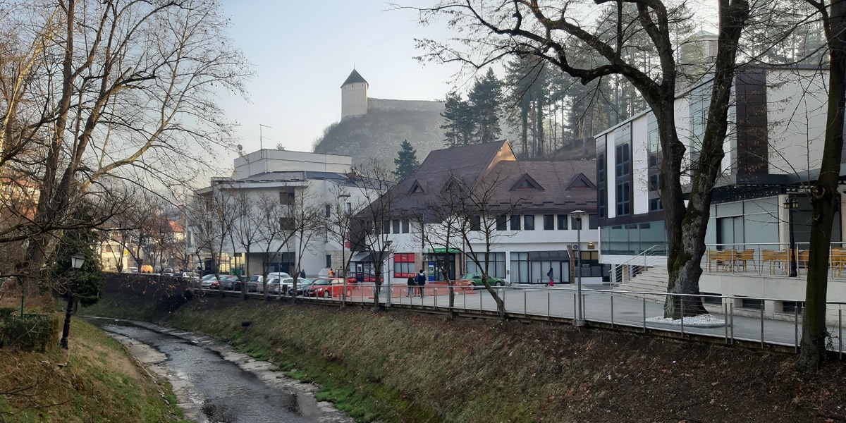 Sunny in the south, cloudy in Bosnia with fog and less precipitation