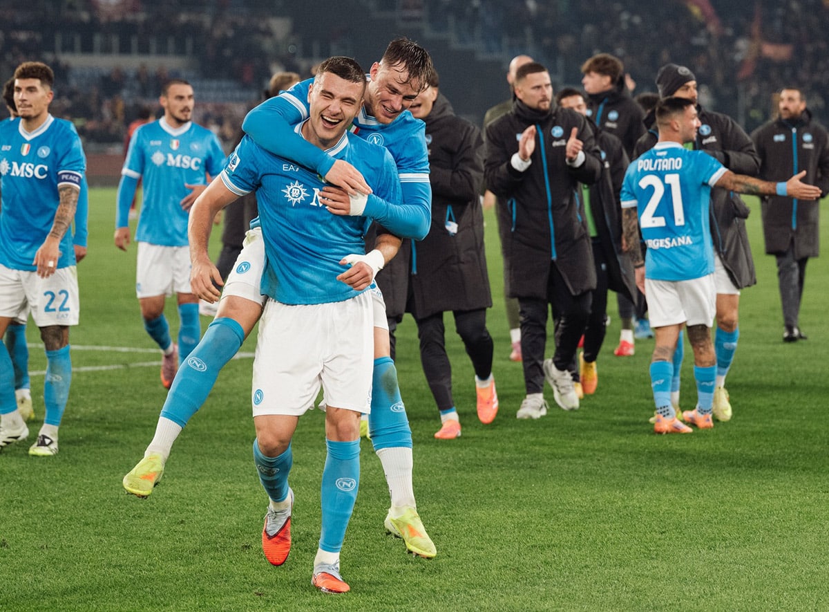 Napoli reached the leading Milan with a victory in Rome