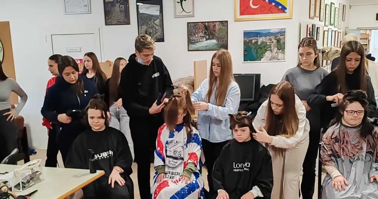 (PHOTO) They bring smiles to faces: Noble action of Mostar high school students