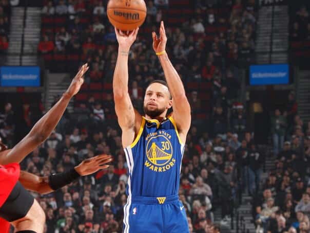 Phenomenal Curry scored 48 points and almost broke the record