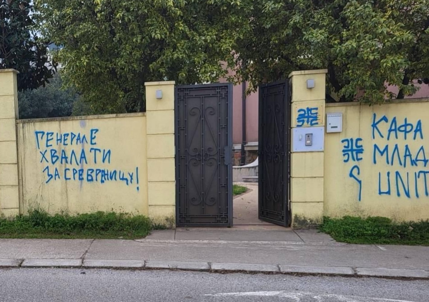 Shameful graffiti glorifying genocide appeared at the Embassy of Bosnia and Herzegovina in Podgorica, the MFA of Montenegro reacted