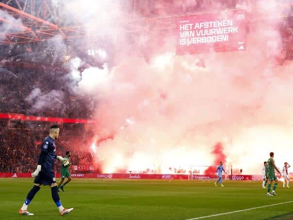 Chaos at the Ajax-Groningen match: Hooligans almost set fire to the stadium