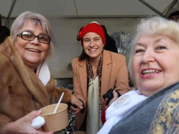 Karić with citizens: Hot meals and sweet snacks for the end of the year