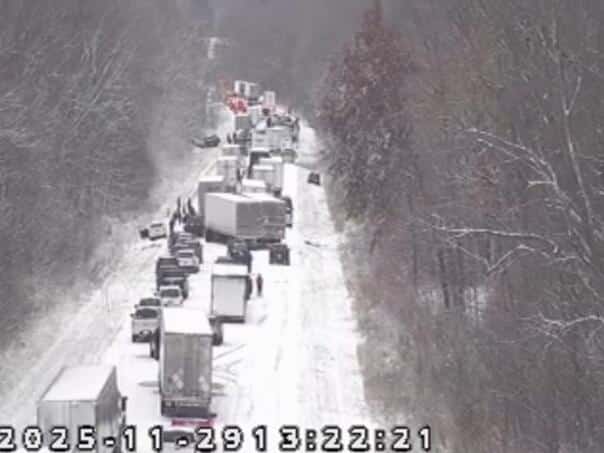 Chain collision of 45 vehicles during a snowstorm in the USA