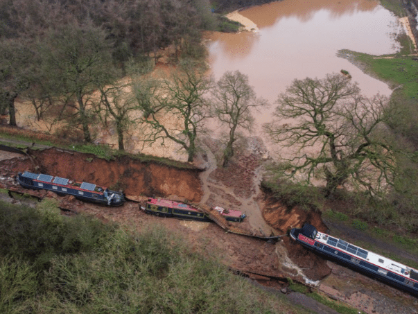A huge hole "swallowed" channel, ships with people sank