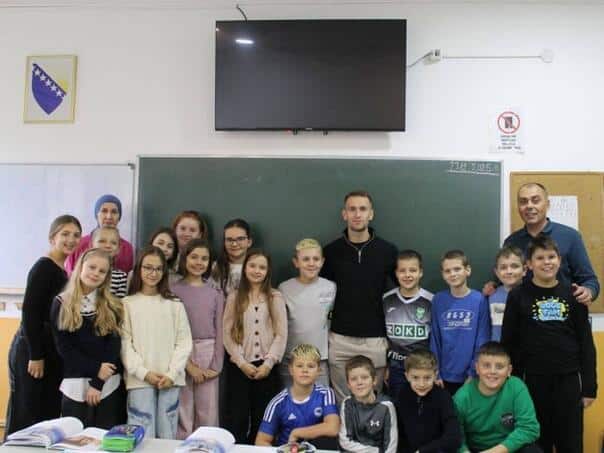 The BiH representative visited a school in Breza and donated sports equipment