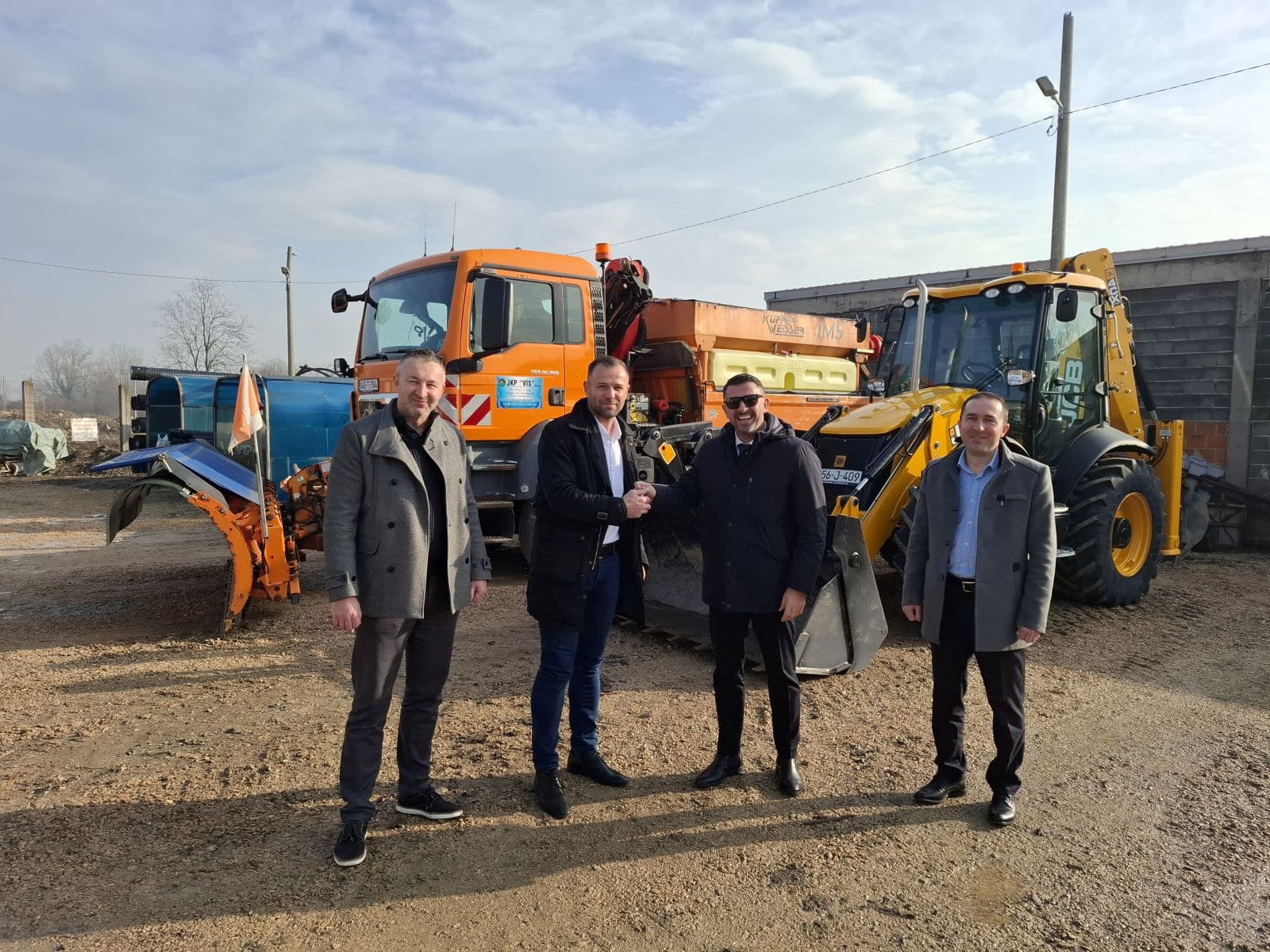 Minister Adnan Šabani handed over the keys to the vehicle acquired for collecting and transporting waste in the municipality of Doboj Jug