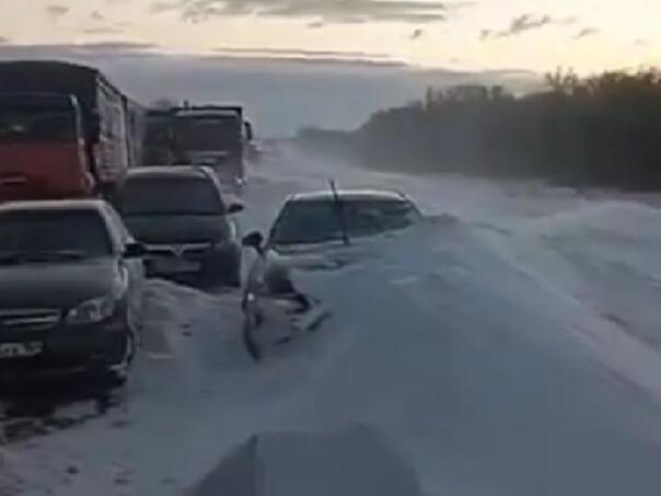 Snowstorm in Russia: 148 people stuck on the highway
