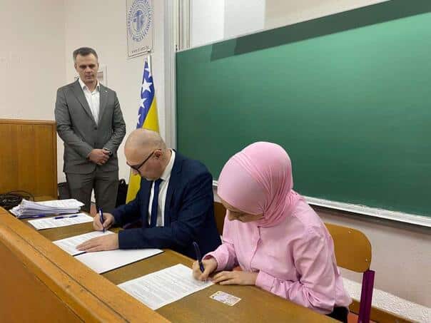 107 outstanding regular students of the Tuzla Canton received scholarships