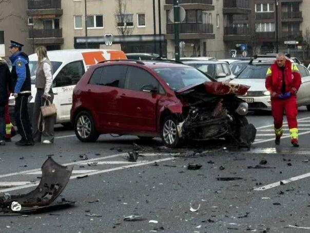 Heavy collision between two vehicles in Sarajevo: Horrific images from the scene of the accident