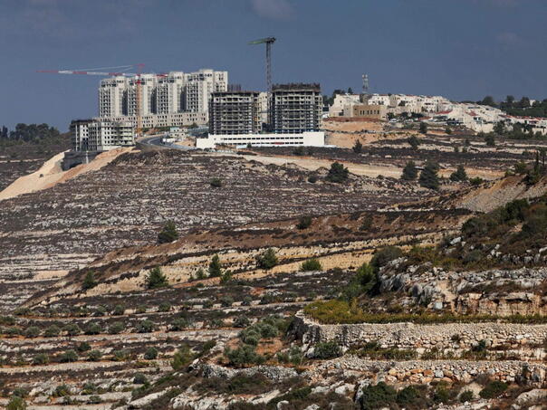 A larger group of European countries is demanding that Israel abandon the construction of 19 new settlements