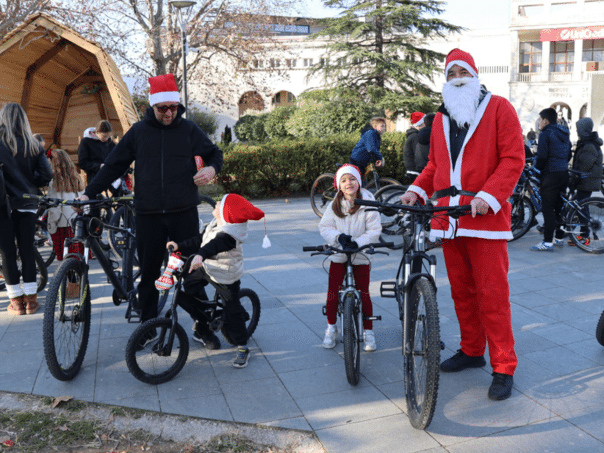 A large number of Santa Clauses passed through Mostar and cheered up the youngest with gifts