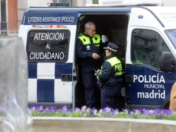 A woman killed herself by jumping from a building, children were also injured