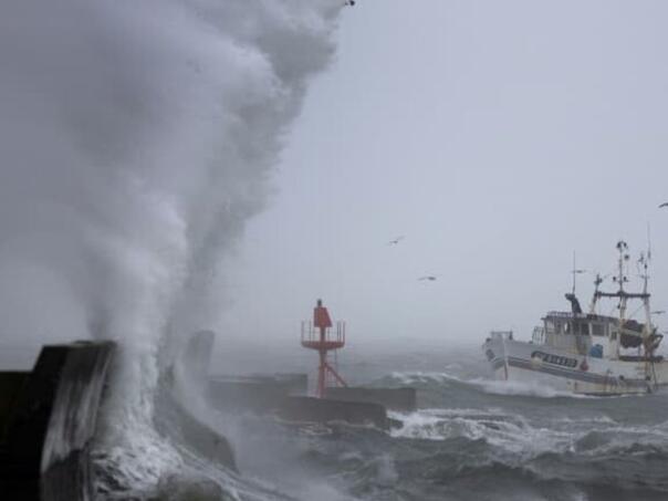 France hit by storm Goreti: Red alert, wind up to 160 km/h