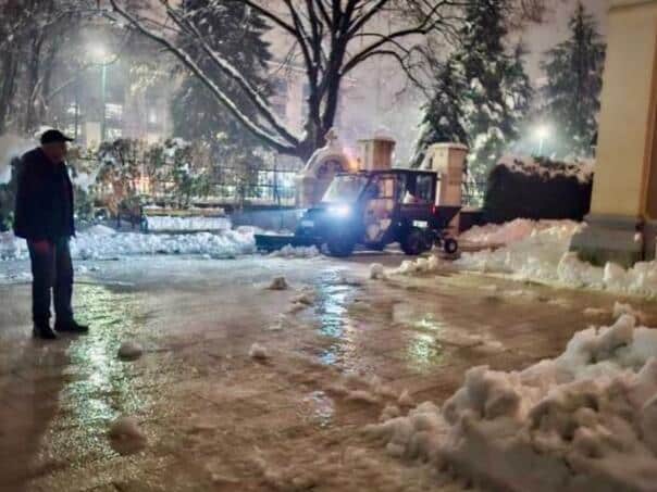 Although it is not their obligation: CZ cleaned the courtyard of the Cathedral before Christmas Eve