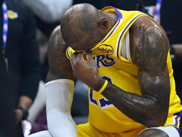 LeBron’s tears during a minute of rest in Cleveland, a convincing defeat of the Lakers