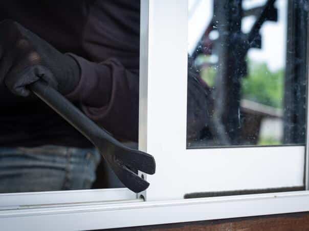 Unusual theft in Zenica: Thieves took vitamin tablets, a jacket and a suitcase
