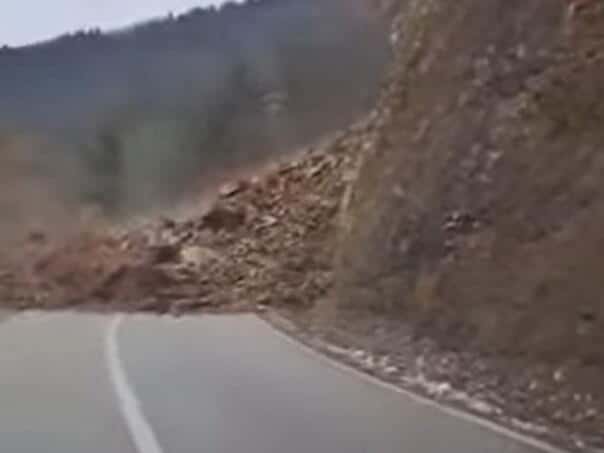 New dramatic video near Foča: The driver narrowly avoided a landslide