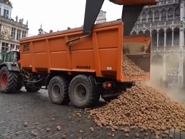 Farmers shook several tons of potatoes in the center of Brussels