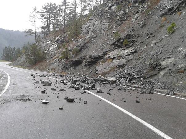 Changing weather conditions make driving difficult, landslides are possible