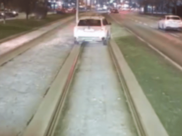 Chaos in Sarajevo: Drivers drive in the opposite direction and on the tram tracks