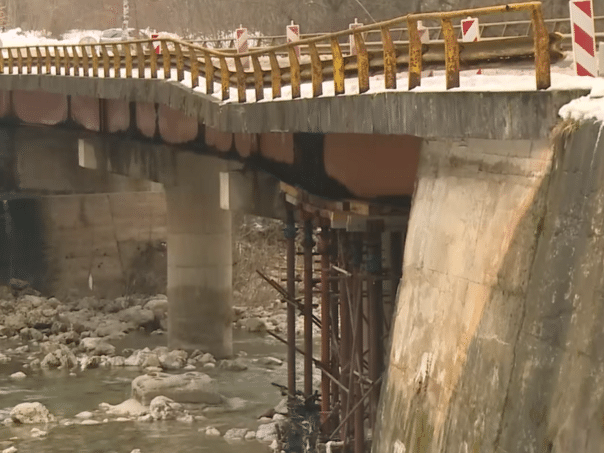Alarming on the road Rogatica-Ustiprača, danger of landslides and collapse of bridges