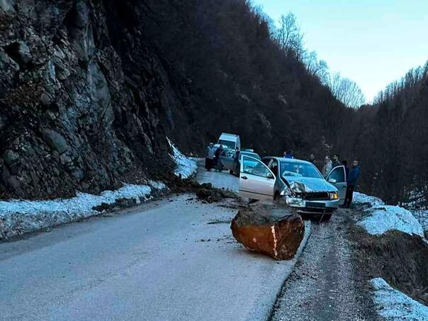 A rock fell on a car near Kakanj, a woman was injured