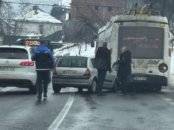 Car and trolleybus collision in Sarajevo, large columns formed