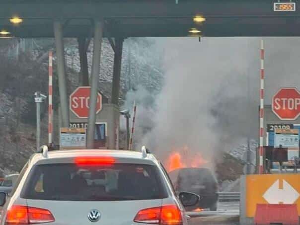 The burning vehicle at the Vlakovo toll station was removed