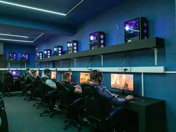 Vandalism in Bosnia and Herzegovina. town: Drunk broke into the game room, broke the inventory and threatened