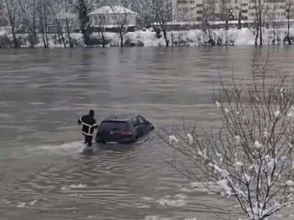 A firefighter in Zvornik got behind the wheel and pulled Golf out of the swollen river