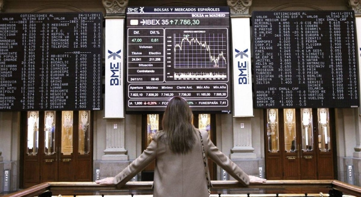 Indices rise, investors ignore US data