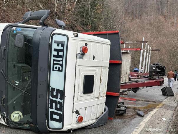 Chaos on the road Turba – Donji Vakuf: Truck overturned, columns formed