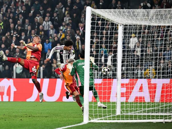 Juve fought with ten, Galata survived hell