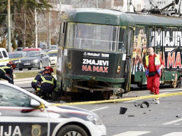 Harrowing scenes from the scene of the tragedy: The body is still under the tram