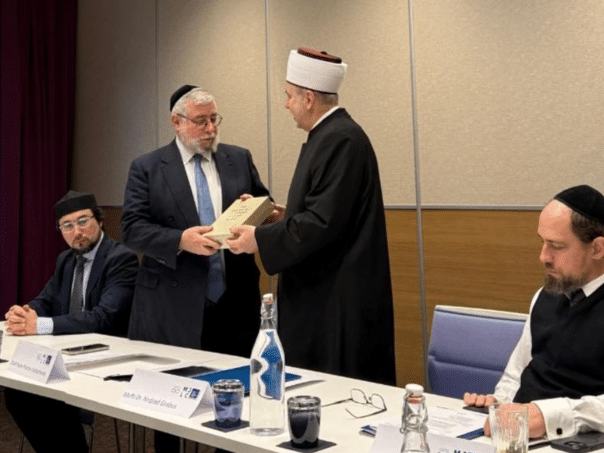 Mufti Grabus presented the Sarajevo Haggadah to the chief rabbi