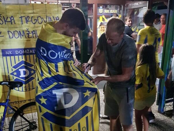 A fan sells a flag with the signature of Ibricic, he is ridiculed for the price