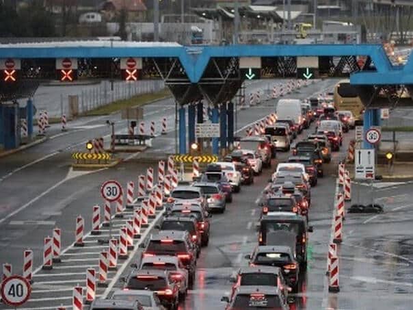 Huge columns of vehicles at the borders at the exit from Bosnia and Herzegovina