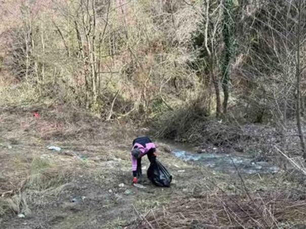 Positive bh. story: Locals rolled up their sleeves and cleaned the river bed