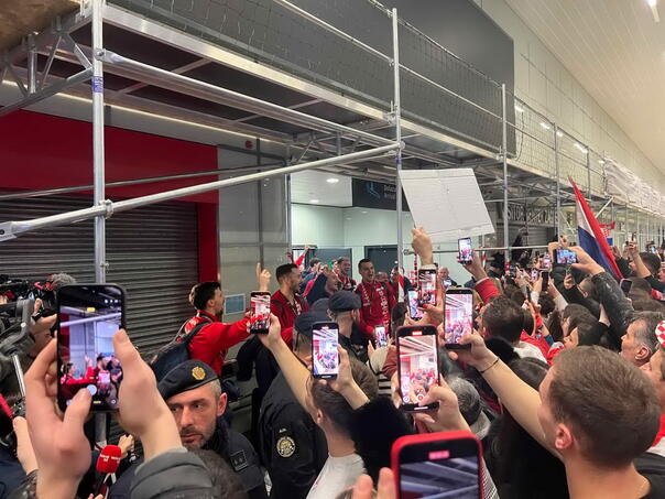 Croatian handball players welcomed at the airport with Thompson’s songs