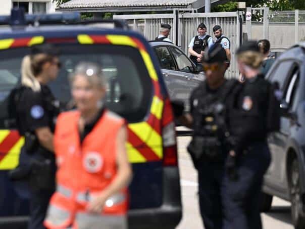 A student seriously wounded a teacher with a knife in France