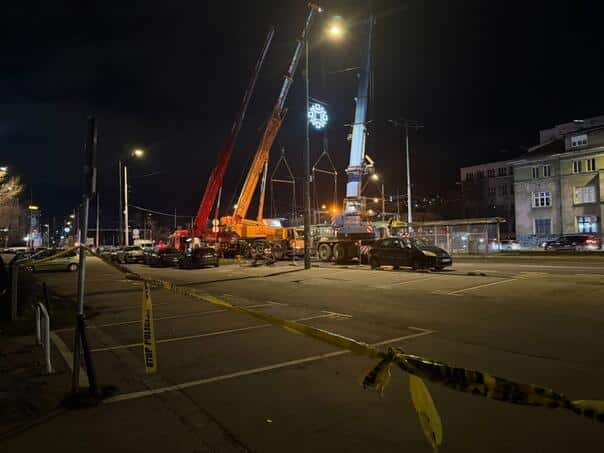 The tram at the National Museum of Bosnia and Herzegovina is being removed