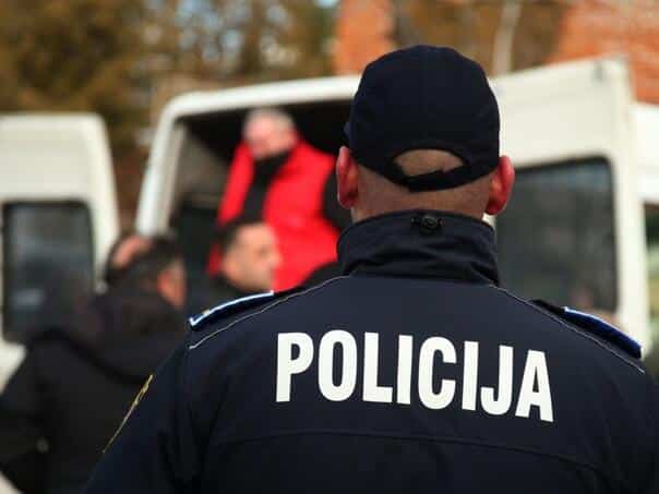 In the middle of the day, he tried to rob a house in Zavidovići