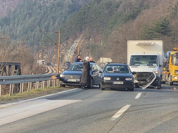 Due to the collision of three cars, the traffic near Žepč is difficult