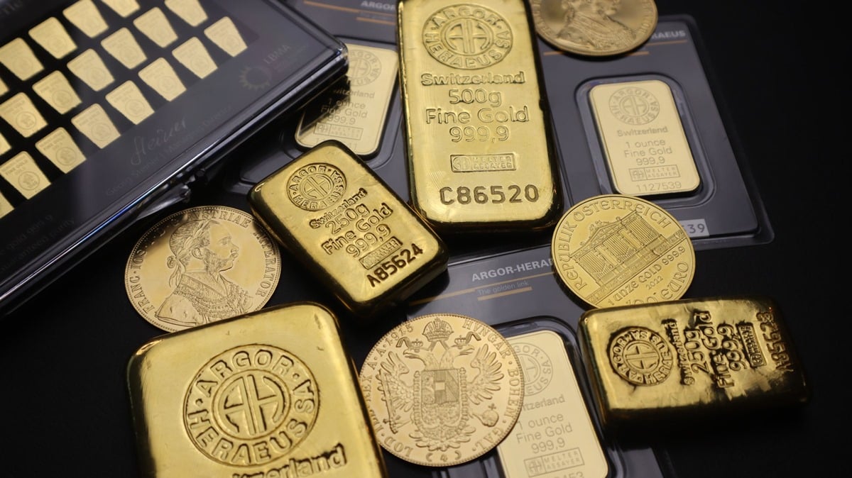 Gold and silver continued to fall sharply