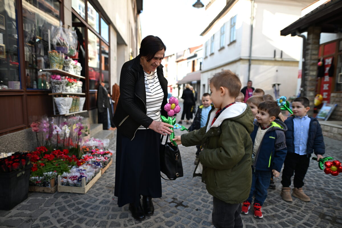 Tešanj: Kindergarten boys prepared an emotional surprise for women