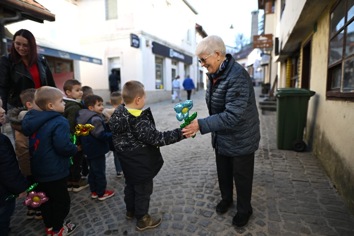 Tešanj: Kindergarten boys prepared an emotional surprise for women