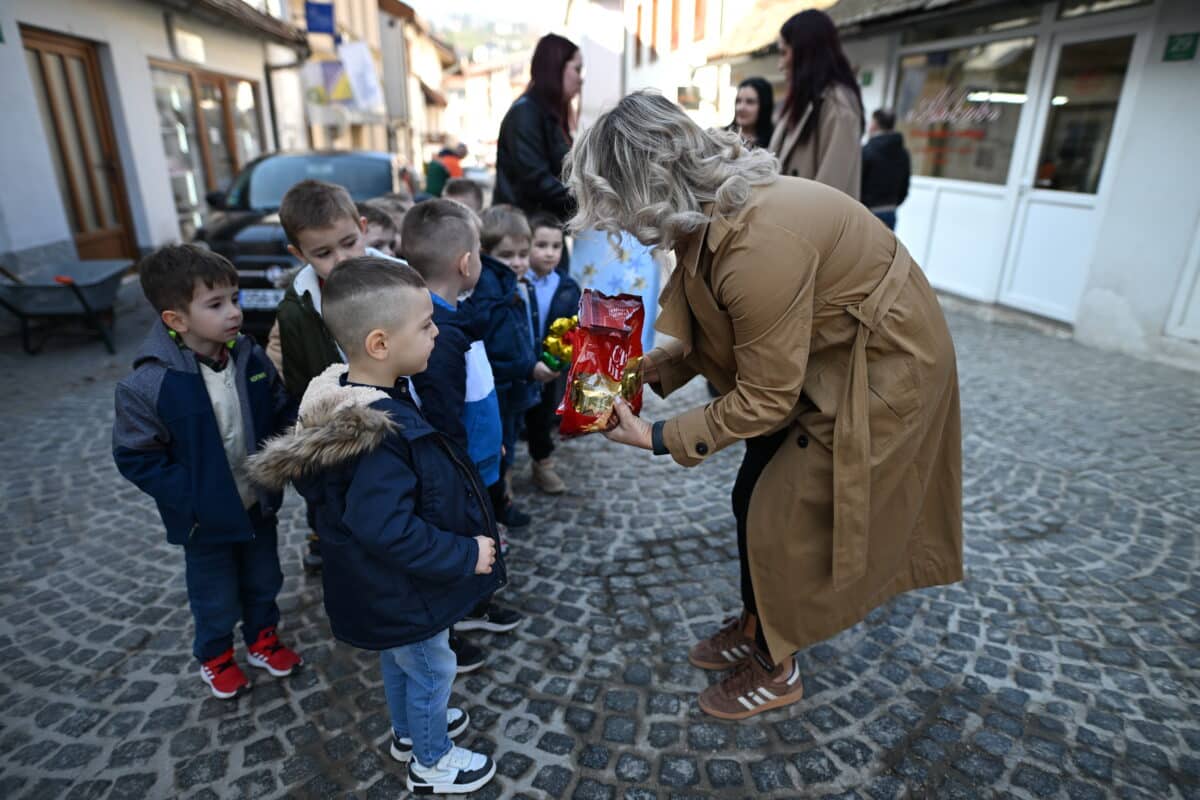 Touching scene in Tešnje: Kindergarten children made women happy with gifts