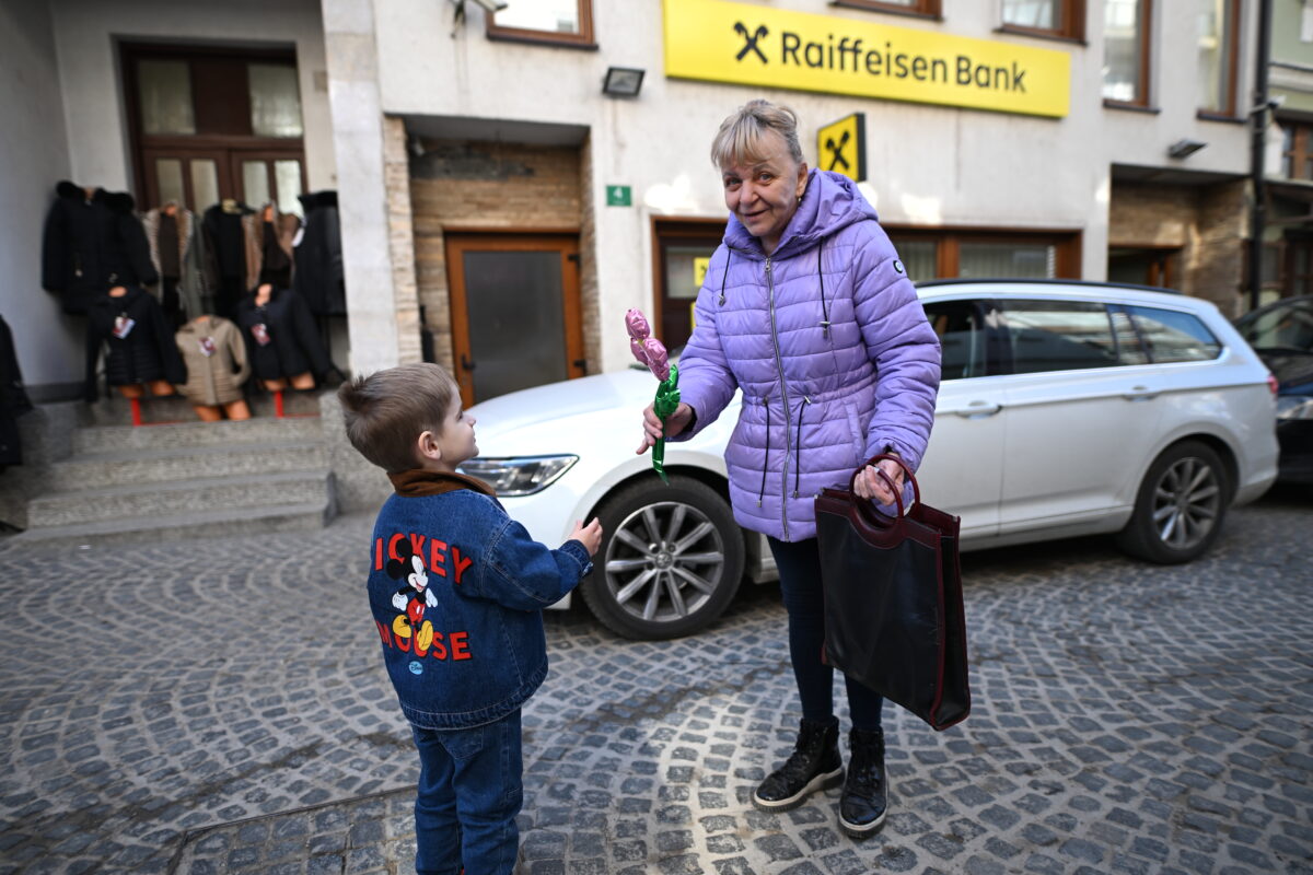 Tešanj: Kindergarten boys prepared an emotional surprise for women